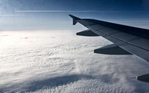 letadlo nad mraky